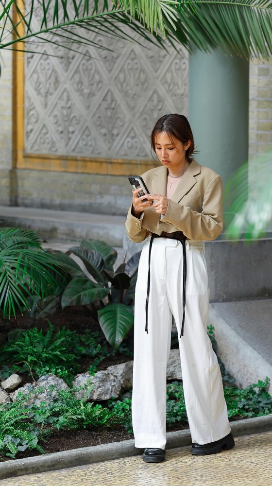 97622.com App 手机界面主视觉，浅薄荷青渐变背景上一部竖屏手机正显示核验台首页的地址核对卡片列表